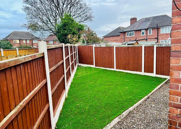 Beautiful And Homely 3 Bed House With Free Parking So Close To Man And Centre 아파트