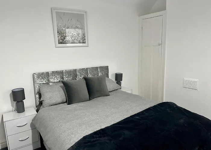 Beautiful And Homely 3 Bed House With Free Parking So Close To Man And Centre