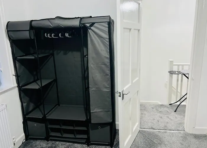 Beautiful And Homely 3 Bed House With Free Parking So Close To Man And Centre *