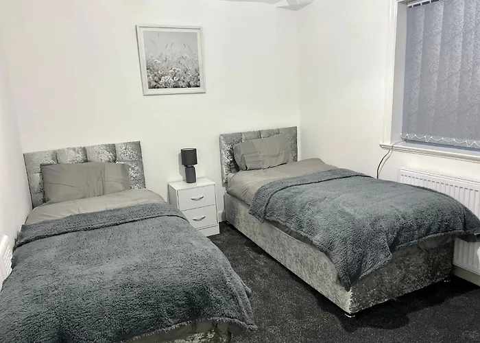 Апартаменты Beautiful And Homely 3 Bed House With Free Parking So Close To Man And Centre *