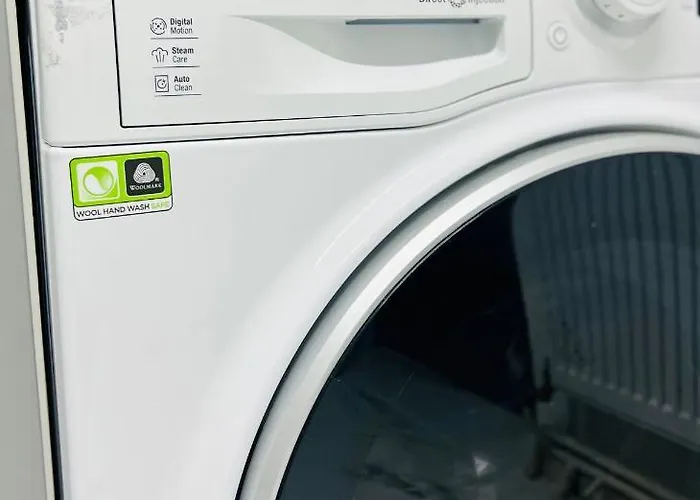 Beautiful And Homely 3 Bed House With Free Parking So Close To Man And Centre Апартаменты