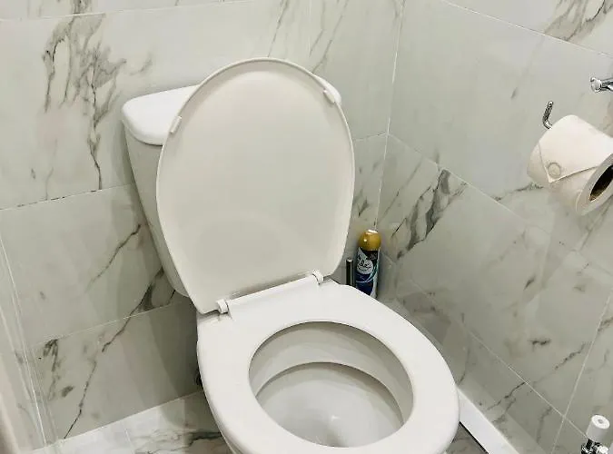 Beautiful And Homely 3 Bed House With Free Parking So Close To Man And Centre 아파트