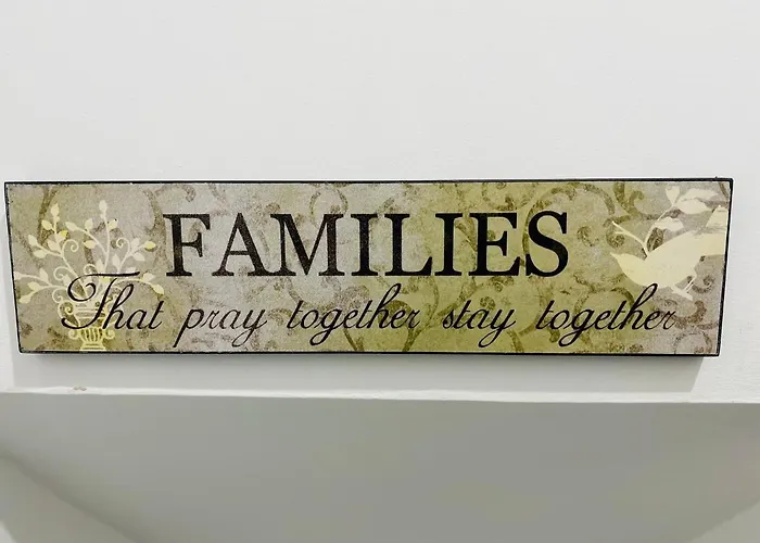 아파트 Beautiful And Homely 3 Bed House With Free Parking So Close To Man And Centre *