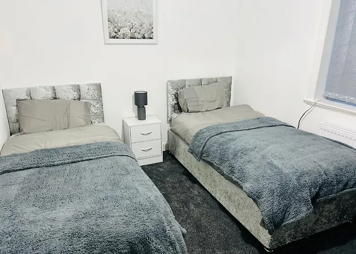 Апартаменты Beautiful And Homely 3 Bed House With Free Parking So Close To Man And Centre *