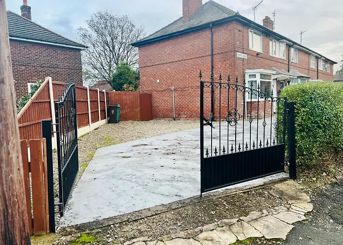 Beautiful And Homely 3 Bed House With Free Parking So Close To Man And Centre 아파트 *