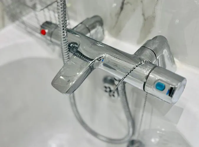 Апартаменты Beautiful And Homely 3 Bed House With Free Parking So Close To Man And Centre Манчестер