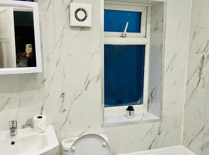 Beautiful And Homely 3 Bed House With Free Parking So Close To Man And Centre