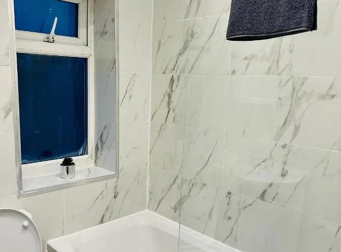 Beautiful And Homely 3 Bed House With Free Parking So Close To Man And Centre *