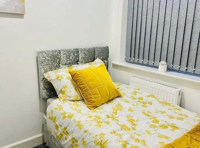 Beautiful And Homely 3 Bed House With Free Parking So Close To Man And Centre