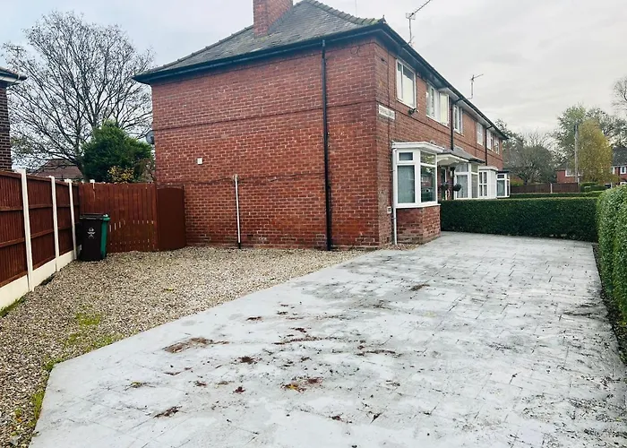 Beautiful And Homely 3 Bed House With Free Parking So Close To Man And Centre