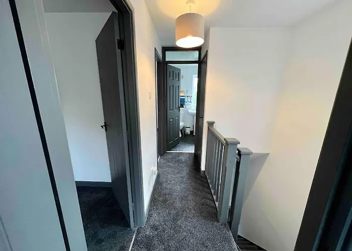 Dom wakacyjny 3 Bedroom House With Parking Manchester