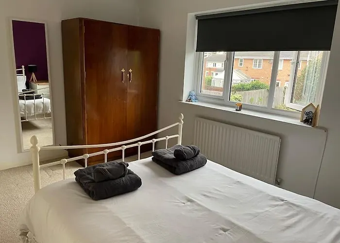 2 Bedroom House With Garden * Manchester