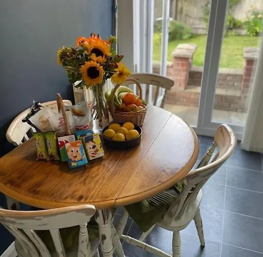 2 Bedroom House With Garden Manchester