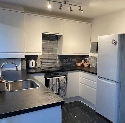 2 Bedroom House With Garden * Manchester