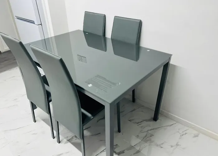 아파트 Beautiful And Homely 3 Bed House With Free Parking So Close To Man And Centre