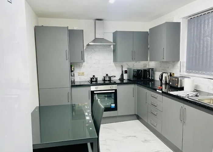 Beautiful And Homely 3 Bed House With Free Parking So Close To Man And Centre מנצ'סטר