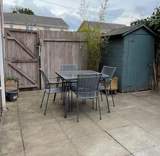 2 Bedroom House With Garden Casa vacanze Manchester