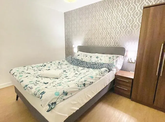 Lovely 2 - Bedroom In Centre Apartment