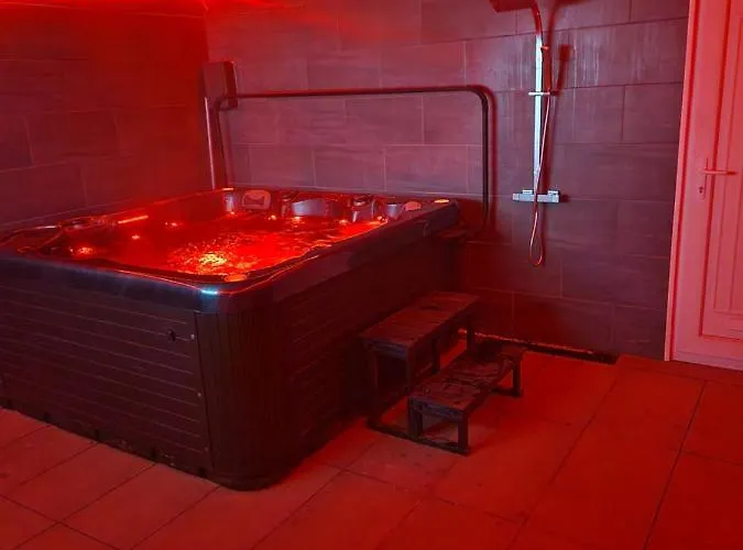 Short Stopzzz & Indoor Hot Tub Διαμέρισμα *