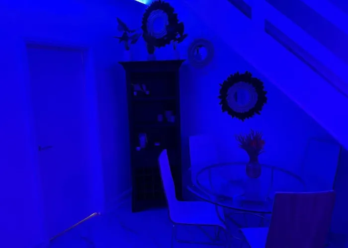 Short Stopzzz & Indoor Hot Tub Διαμέρισμα