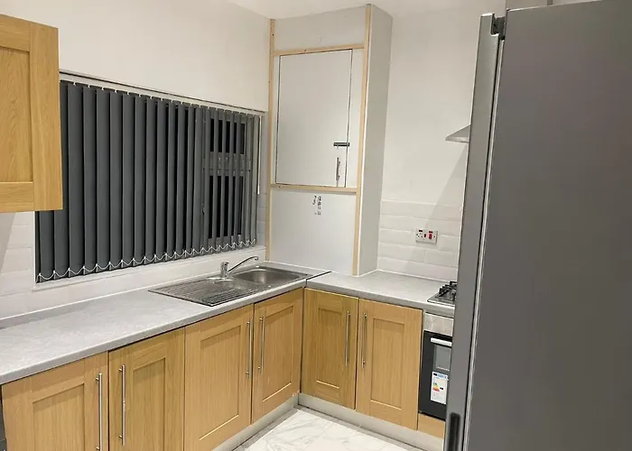 Short Stopzzz & Indoor Hot Tub Apartment