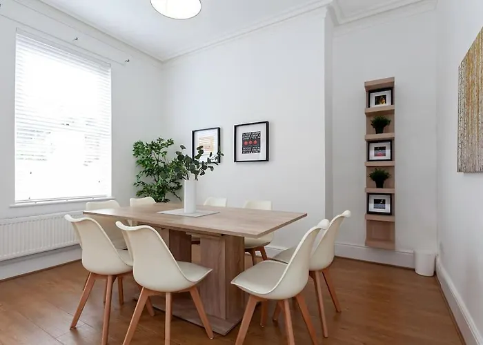 Сasa de vacaciones Spacious Comfortable House Close To Etihad+parking