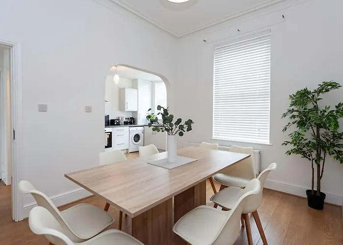 Сasa de vacaciones Spacious Comfortable House Close To Etihad+parking *