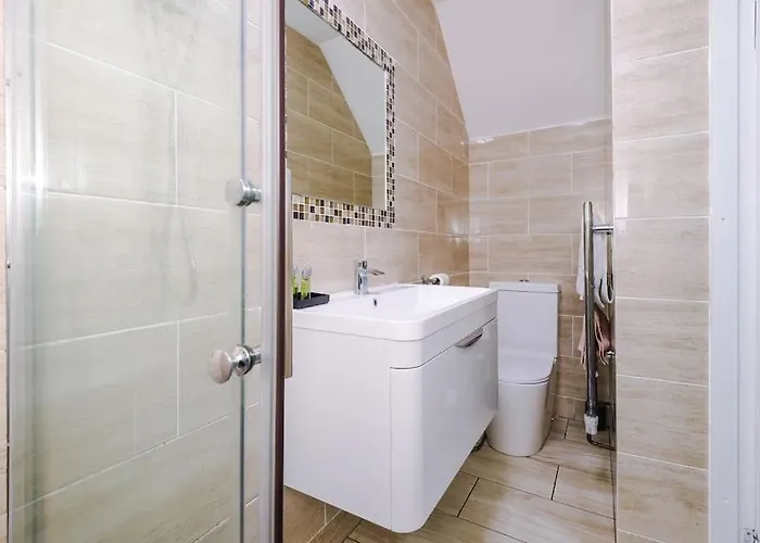 Spacious 4 Bedroom Modern House Near Centre Sleeps 12 펜션 *