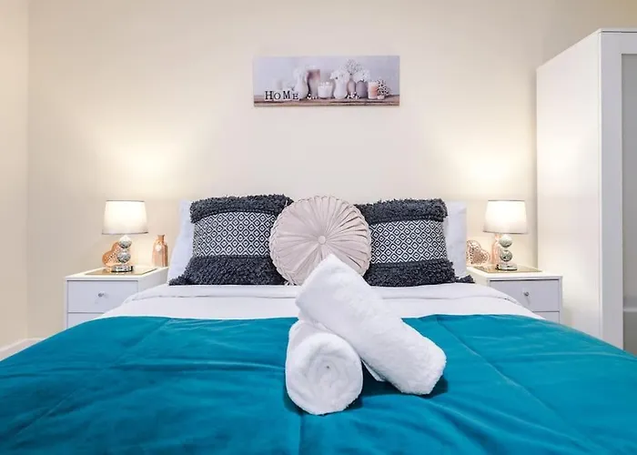 Spacious 4 Bedroom Modern House Near Centre Sleeps 12 맨체스터