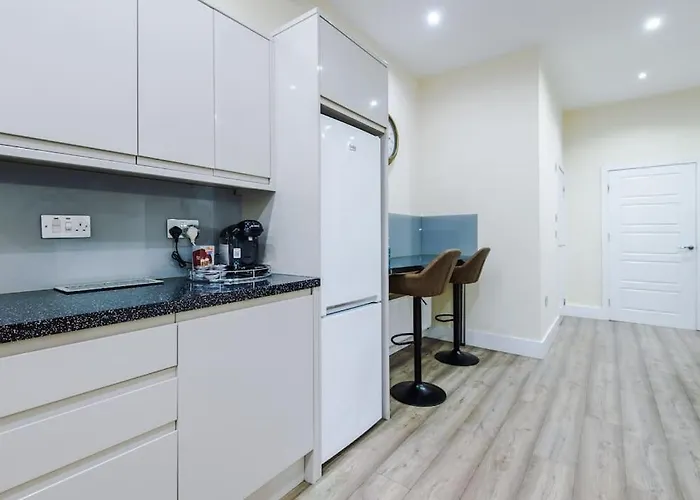 Spacious 4 Bedroom Modern House Near Centre Sleeps 12 * مانشستر