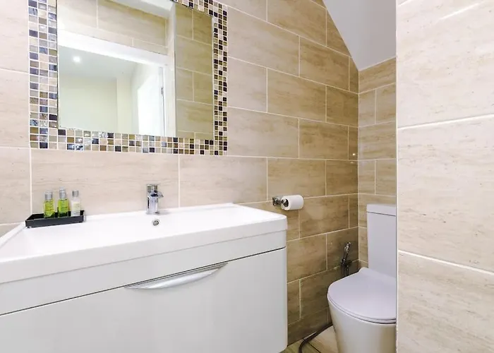 Spacious 4 Bedroom Modern House Near Centre Sleeps 12 * 맨체스터