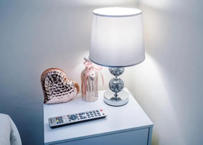 Spacious 4 Bedroom Modern House Near Centre Sleeps 12 펜션 맨체스터