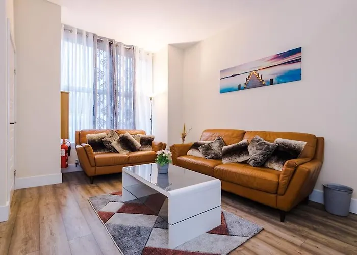 펜션 Spacious 4 Bedroom Modern House Near Centre Sleeps 12 *