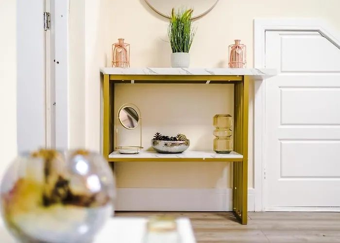 Spacious 4 Bedroom Modern House Near Centre Sleeps 12