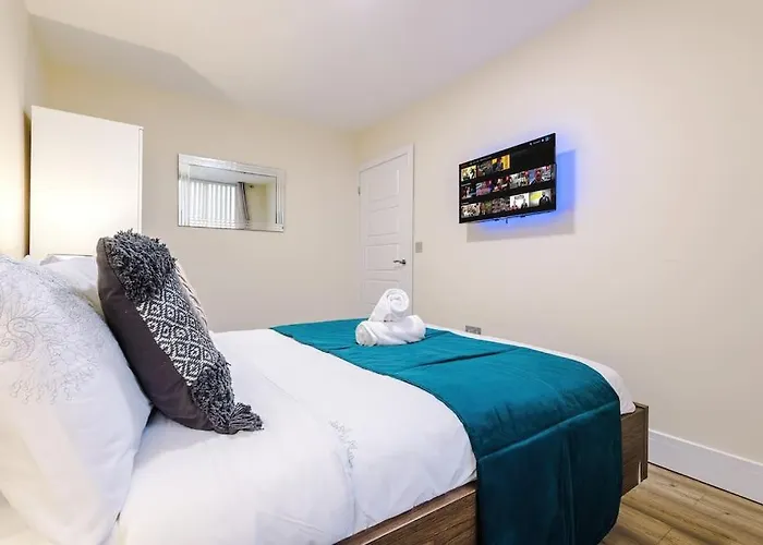 Spacious 4 Bedroom Modern House Near Centre Sleeps 12 맨체스터