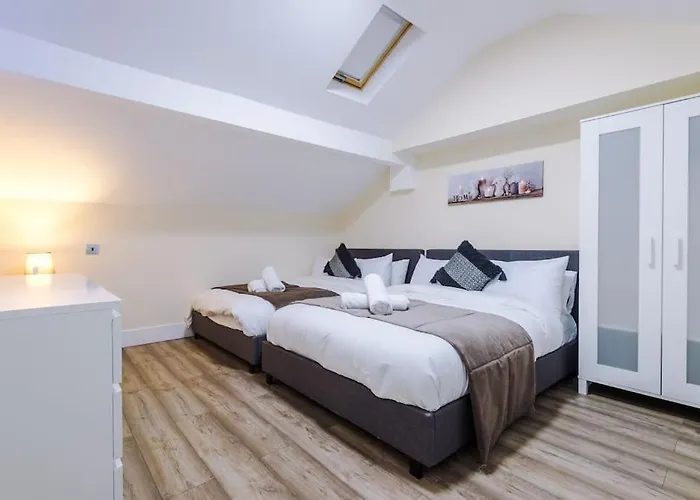 Spacious 4 Bedroom Modern House Near Centre Sleeps 12 맨체스터