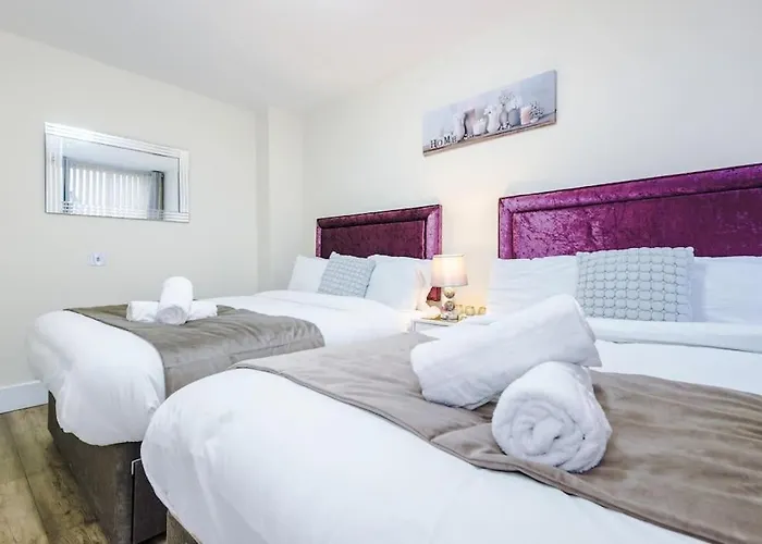 Spacious 4 Bedroom Modern House Near Centre Sleeps 12 펜션 맨체스터