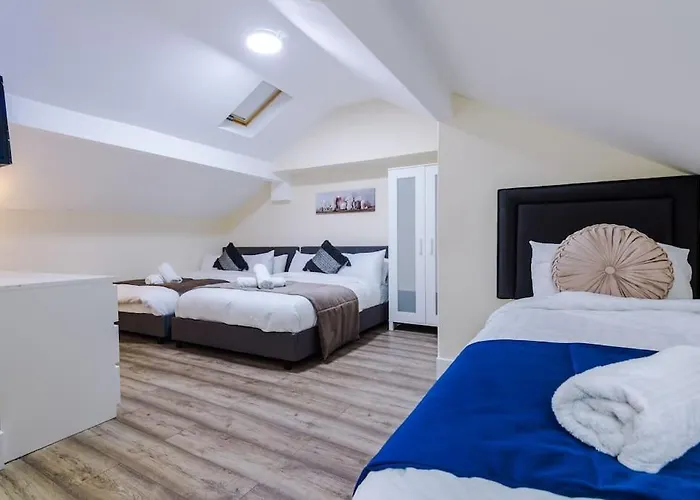 펜션 Spacious 4 Bedroom Modern House Near Centre Sleeps 12 맨체스터