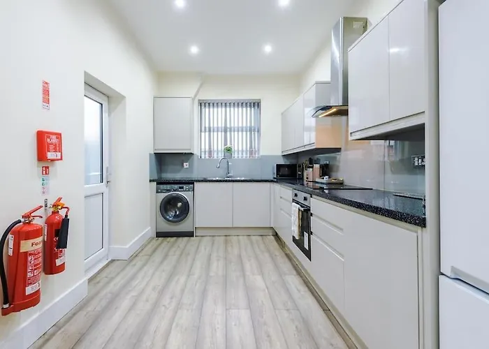 Spacious 4 Bedroom Modern House Near Centre Sleeps 12 * 맨체스터