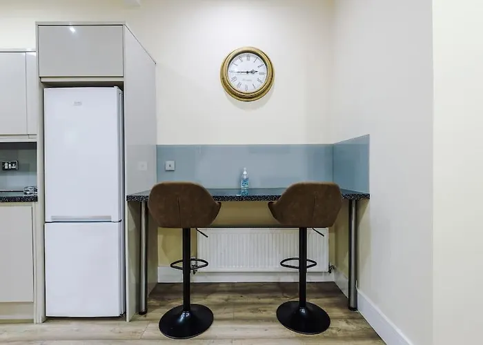 펜션 Spacious 4 Bedroom Modern House Near Centre Sleeps 12 *