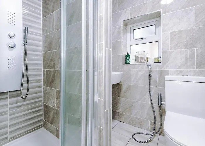 Spacious 4 Bedroom Modern House Near Centre Sleeps 12 * مانشستر