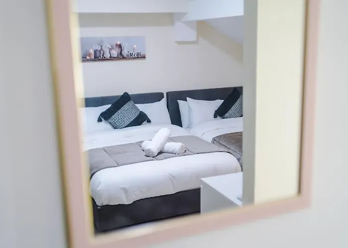 Spacious 4 Bedroom Modern House Near Centre Sleeps 12 맨체스터