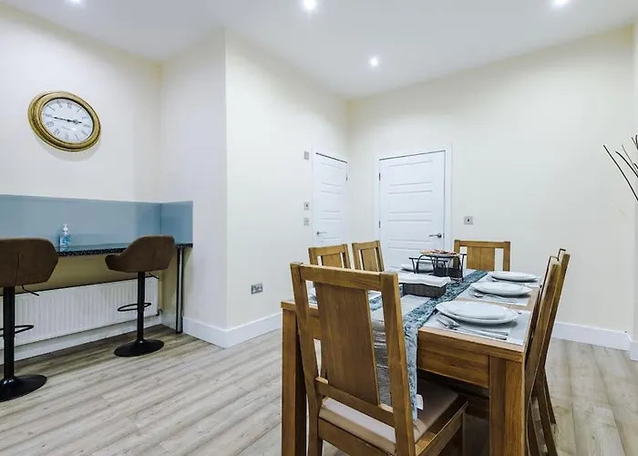 Spacious 4 Bedroom Modern House Near Centre Sleeps 12