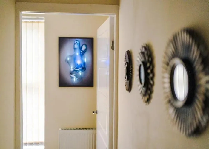 بيت للعطل Spacious 4 Bedroom Modern House Near Centre Sleeps 12