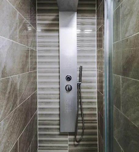 Spacious 4 Bedroom Modern House Near Centre Sleeps 12 펜션 *