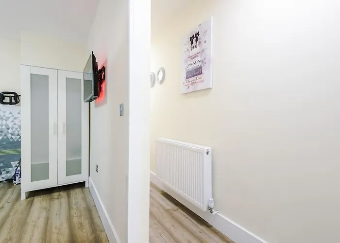 بيت للعطل Spacious 4 Bedroom Modern House Near Centre Sleeps 12