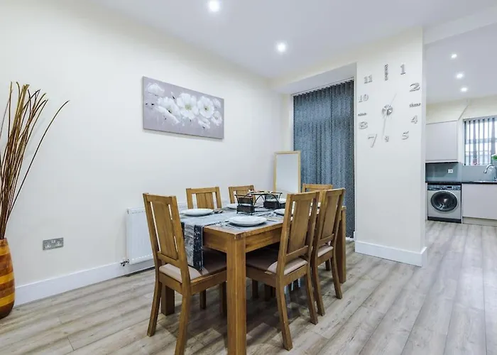 Spacious 4 Bedroom Modern House Near Centre Sleeps 12 *