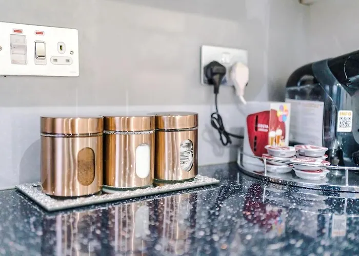 펜션 Spacious 4 Bedroom Modern House Near Centre Sleeps 12