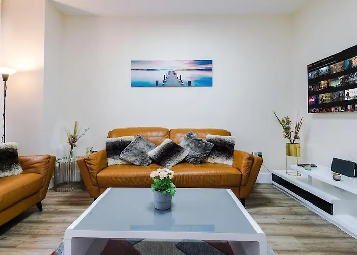 Spacious 4 Bedroom Modern House Near Centre Sleeps 12 بيت للعطل *