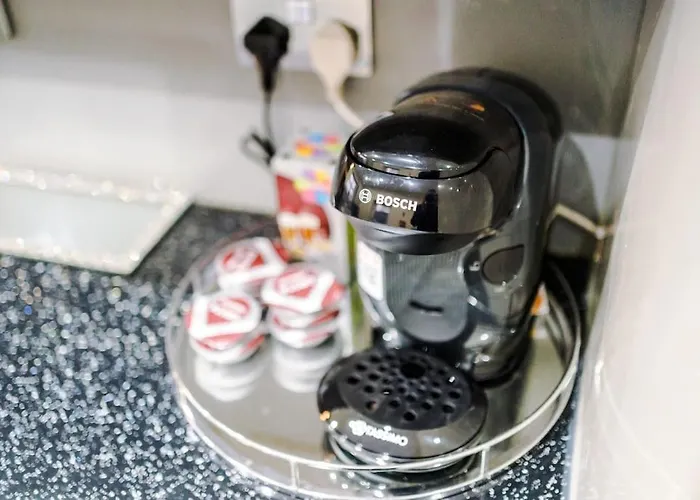 Spacious 4 Bedroom Modern House Near Centre Sleeps 12 *